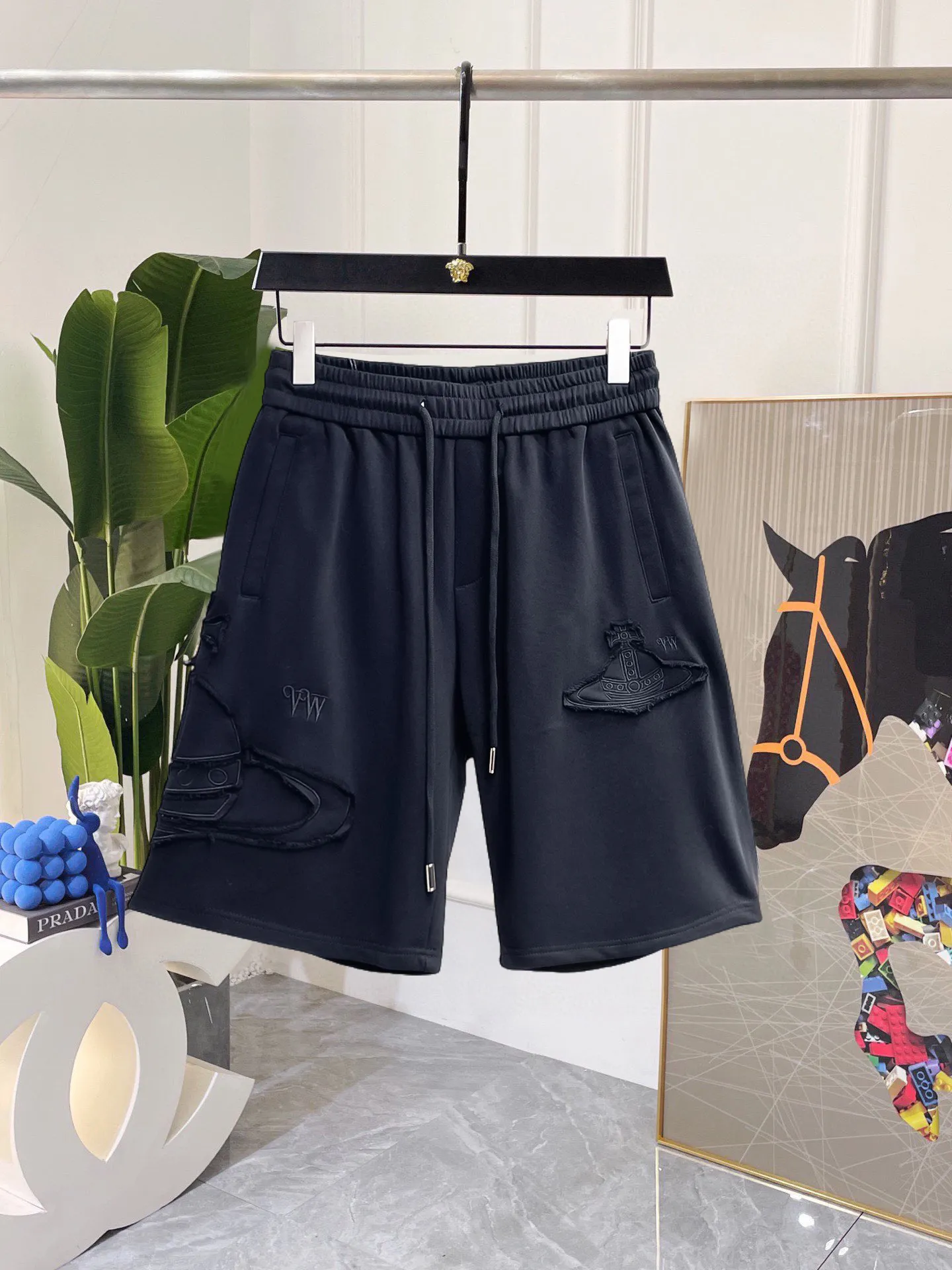 The Queen Mother's three-standard complete 2026 summer New Arrival men's casual shorts, advanced custom-made fabric Breathable fabric, Breathable elasticity and comfort, impeccable details, top-grade accessories, original logo design concept, delicate and soft feel! The upper body fit is awesome! Size: M-XXXL Please state your height and weight when ordering